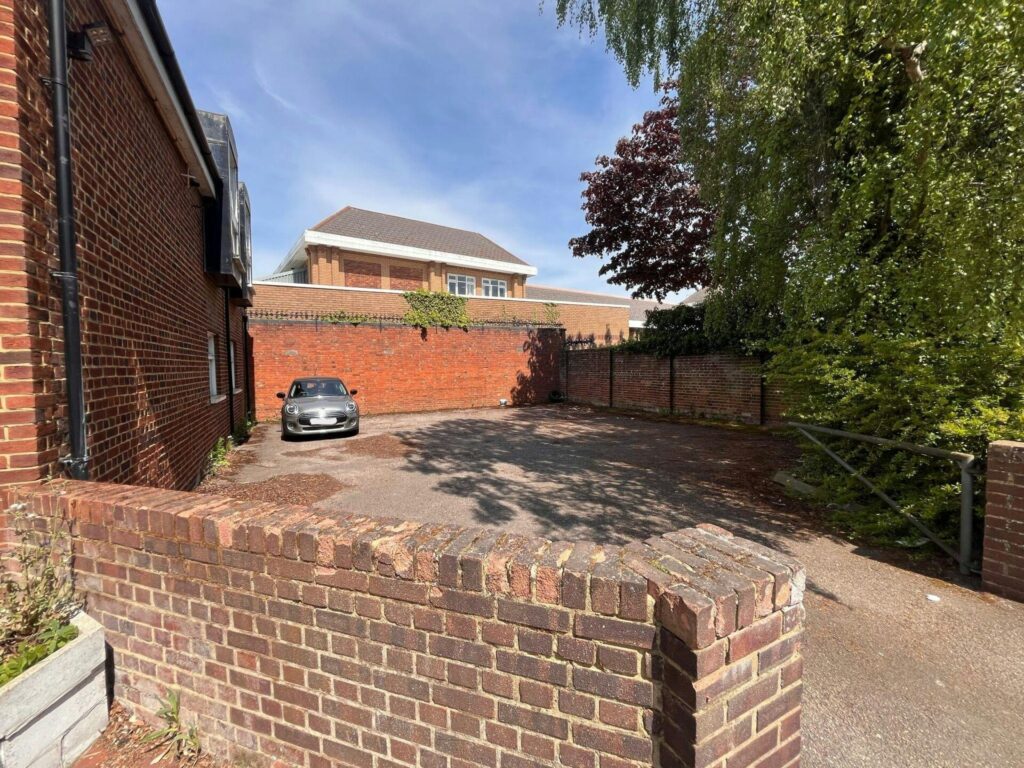 0a9724509604f834f20714dcb2c6c528-nat-west-car-park.jpg