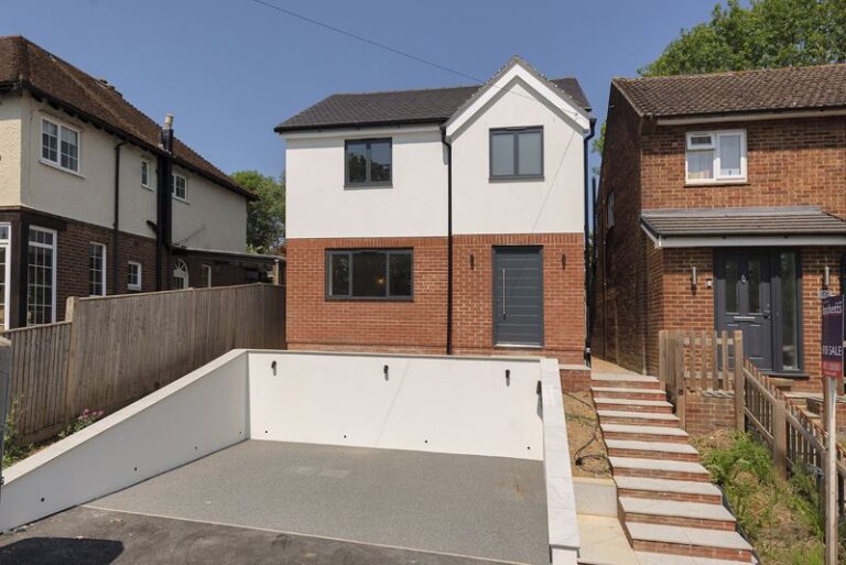 DETACHED FAMILY HOME & DETACHED ANNEXE – Hadlow Road, Tonbridge, TN9 1QE