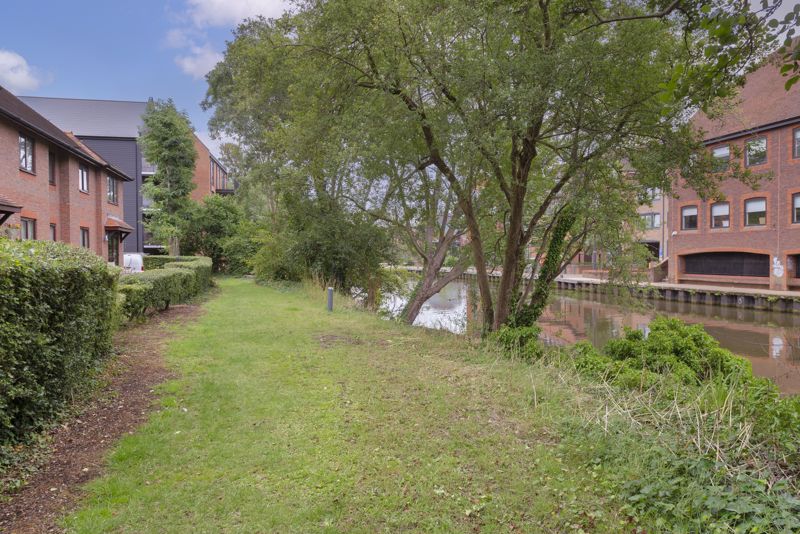 Lyons Crescent, Tonbridge, TN9 1EZ Bracketts Estate Agents in