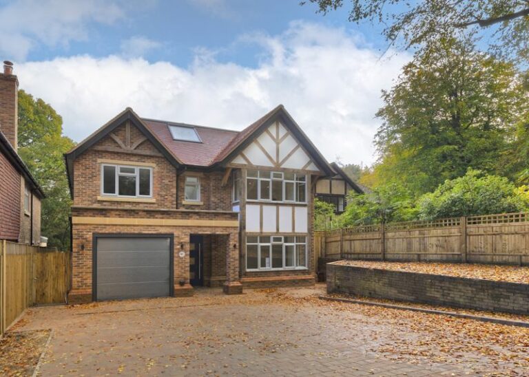 AVAILABLE NOW –  Weald Road, Sevenoaks Kent TN13 1QJ