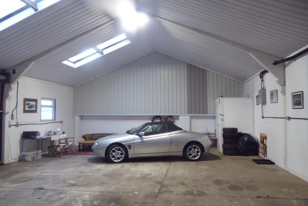 32e61cbfd8fa2192f83466feae7e8948-rear-tr.jpg