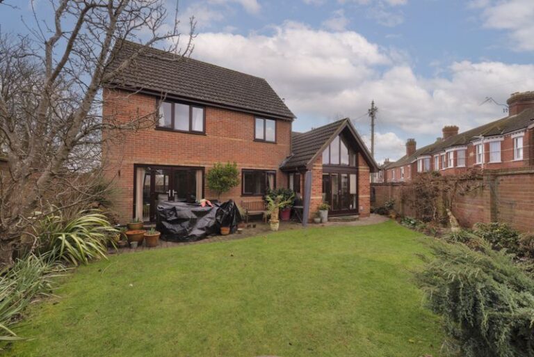Lansdowne Road, Tonbridge, TN9 1JD