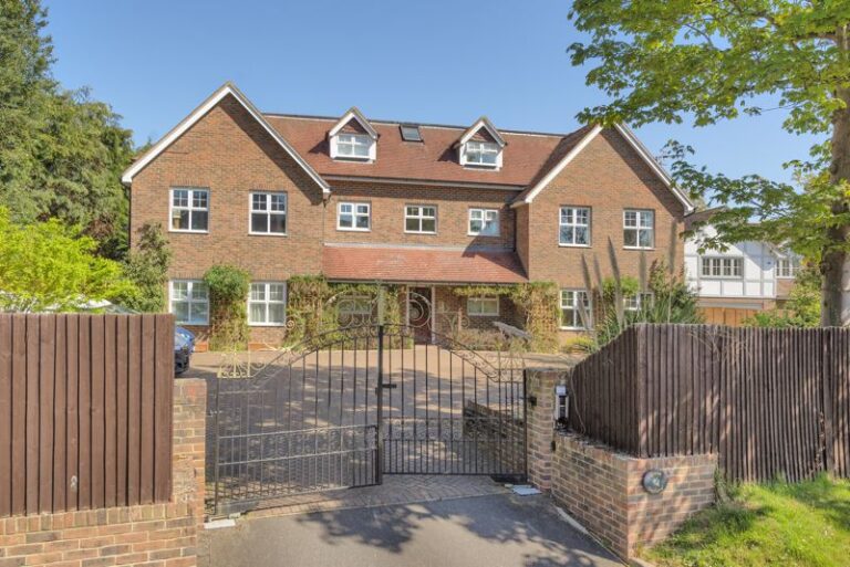 Stylish Two-Bedroom Apartment in a Private Gated Development – Mill Lane, Tonbridge TN9 1PJ