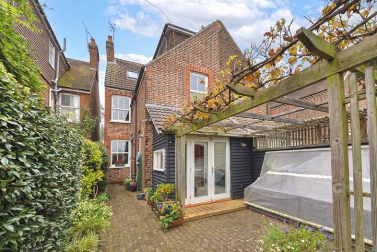 Hadlow Road, Tonbridge, TN9 1PA